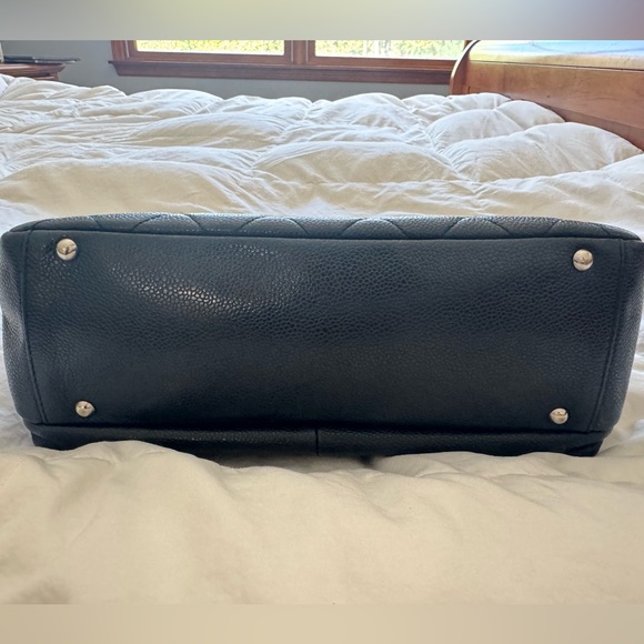 CHANEL VINTAGE Black caviar leather Quilted Shoulder Bag with Silver Accents - Picture 12 of 13